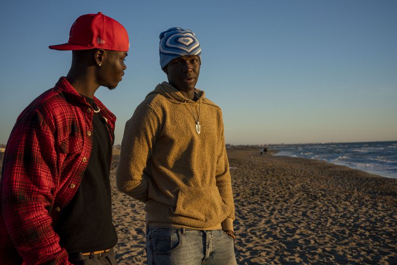 Los actores senegaleses Seydou Sarr, derecha, y Moustapha Fall posan para promover la película Io Capitano (Yo captán) en Fregene, cerca de Roma, el sábado 3 de febrero de 2024. Ambos actúan el filme de Matteo Garrone nominado en la 96a entrega de los Premios de la Academia en la categoría de largometraje internacional. La película está inspirada en la travesía de Mamadou Kouassi, un migrante que hizo el viaje desde su natal Costa de Marfil a Italia y ahora dedica su vida a trabajar con inmigrantes en Castel Volturno, en el sur de Italia. (Foto AP/Domenico Stinellis)