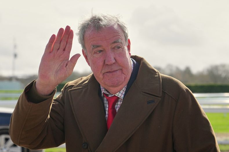 ARCHIVO - El presentador de televisión Jeremy Clarkson saluda a los medios de comunicación a su llegada al cuarto día del Festival de Cheltenham 2026 en Cheltenham, Inglaterra, el 13 de marzo de 2026. (Foto AP/Dave Shopland, archivo)