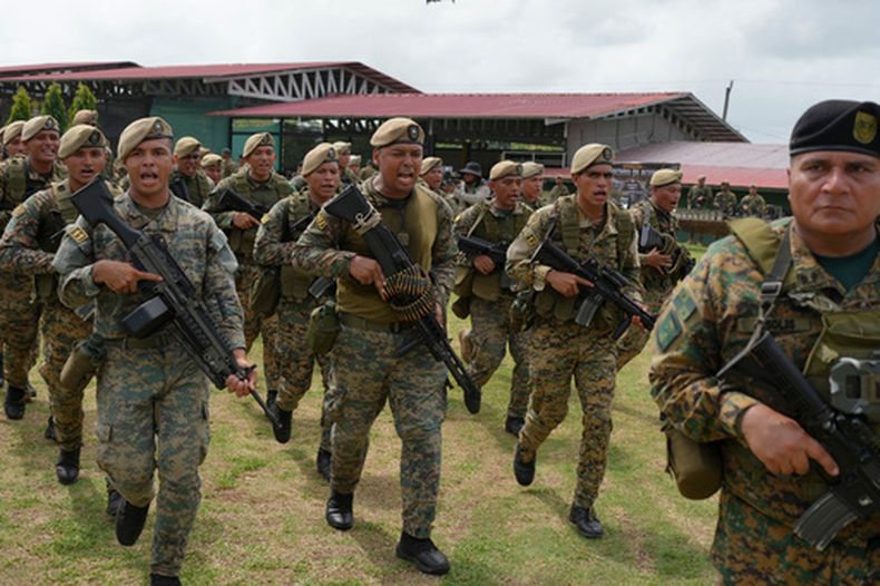 La policía fronteriza panameña se despliega para reforzar la seguridad a lo largo de la frontera con Colombia en Metetí, provincia de Darién, Panamá, el domingo 9 de agosto de 2026. (Foto AP/Matías Delacroix)