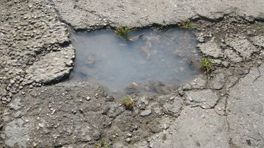 americateve | Cuba continúa siendo un eterno bache y ni siquiera las críticas de la propia prensa oficialista parecen salvar a las calles de la isla de este deterioro. Rolando Nápoles se acerca nuevamente a este tema al parecer insoluble en las cinco décadas en el pode