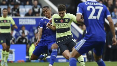 ManCity vence a Leicester con tiro libre de De Bruyne
