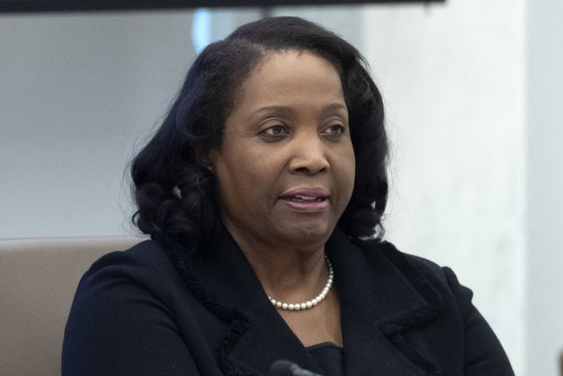 Lisa Cook, integrante de la Junta de Gobernadores de la Reserva Federal durante una reunión en la sede de la Fed, el 25 de junio de 2025, en Washington. (AP Foto/Mark Schiefelbein, Archivo)
