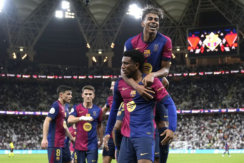 Alejandro Balde y Lamine Yamal del Barcelona celebran tras anotar en la final de la Super Copa de España ante el Real Madrid en Yedá, Arabia Saudí el domingo 12 de enero del 2025. (AP Foto/Altaf Qadri)