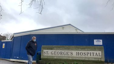 Inglaterra descarta por ahora reforzar medidas ante ómicron