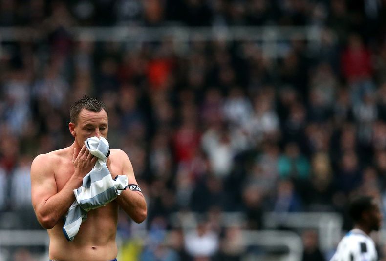El capit&aacute;n de Chelsea, John Terry, se seca el rostro con la camiseta tras perder 2-0 ante Newcastle en la liga Premier el s&aacute;bado, 2 de noviembre de 2013, en Newcastle, Inglaterra. (AP Photo/Scott Heppell)