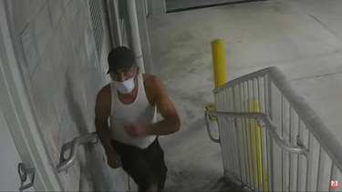 policia busca a hombre que robo articulos de auto patrullero de la ciudad de miami