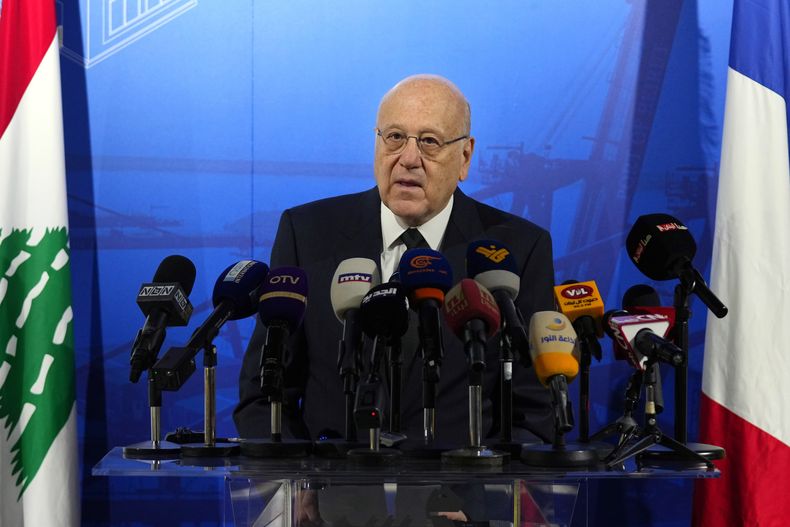 ARCHIVO - El primer ministro en funciones de Líbano, Najib Mikati, habla durante una conferencia de prensa anunciando un plan francés para reconstruir el puerto de Beirut, en Beirut, Líbano, el miércoles 13 de marzo de 2024. (AP Foto/Bilal Hussein, Archivo)