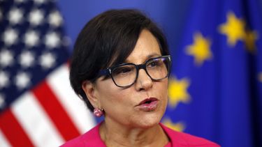 ARCHIVO - La entonces secretaria de Comercio de Estados Unidos, Penny Pritzker, habla en conferencia de prensa en Bruselas, Bélgica, el 12 de julio de 2016. (AP Foto/Darko Vojinovic, archivo)