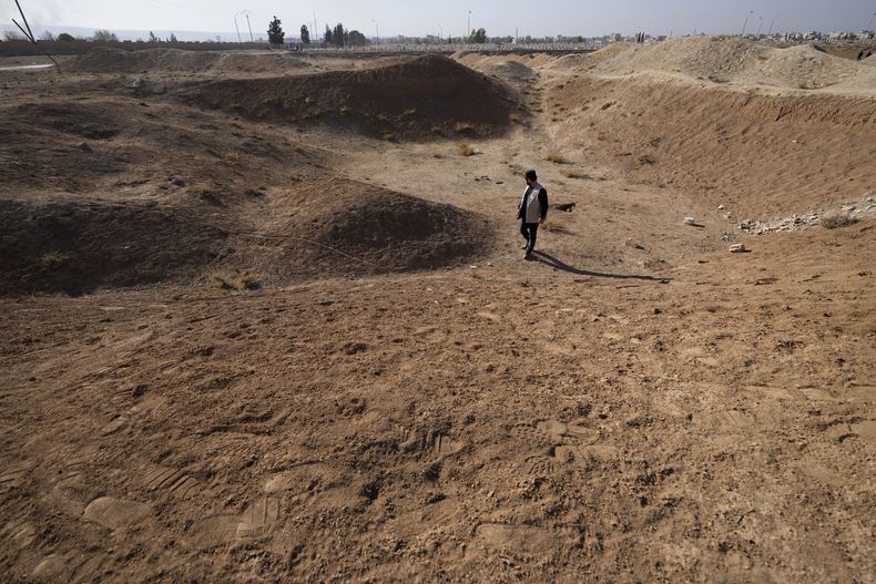 Un lugar donde podría haber una fosa común con los restos de víctimas del régimen de Bashar Assad, en Najha, al sur de Damasco, el 17 de diciembre del 2024. (AP foto/Hussein Malla)