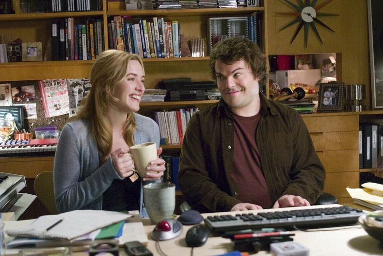 Esta imagen proporcionada por Sony Pictures muestra a Kate Winslet, izquierda, y Jack Black en una escena de The Holiday. (Sony Pictures vía AP)