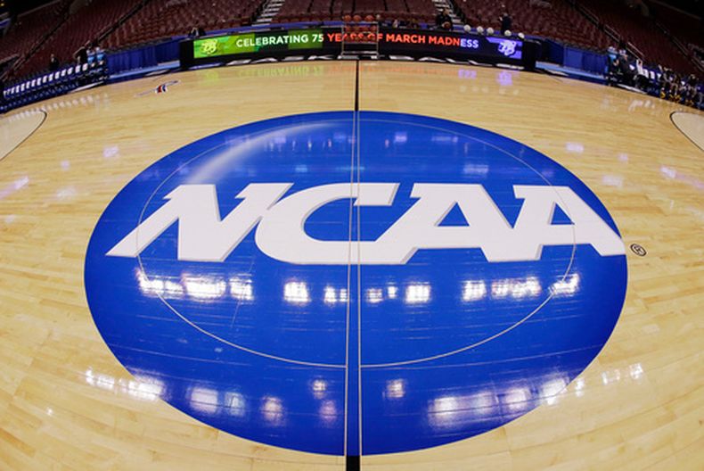 ARCHIVO - Esta fotografía tomada con una lente ojo de pez muestra el logotipo de la NCAA exhibido en mitad de la cancha en Filadelfia, el 21 de marzo de 2013. (Foto AP/Matt Slocum, Archivo)