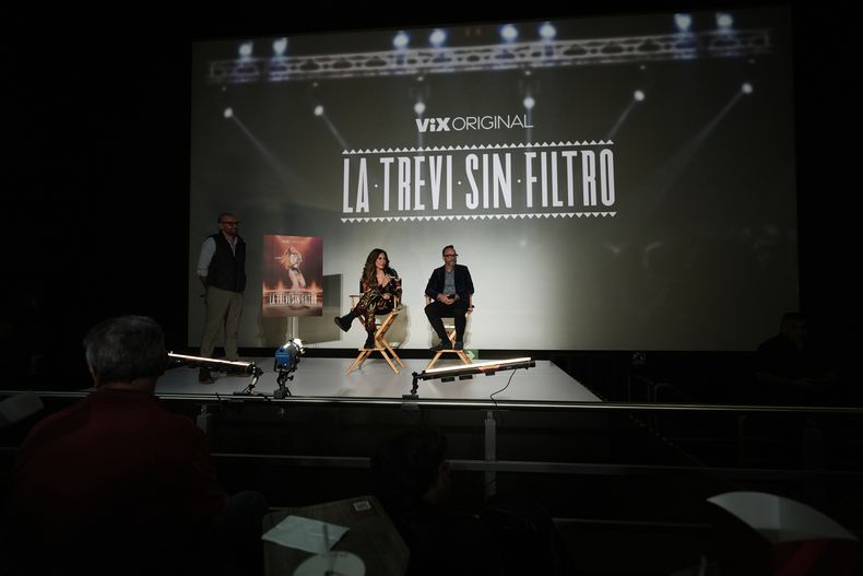 La cantante mexicana Gloria Trevi y el productor Sebastián Jiménez, a la derecha, dan una conferencia en el estreno del documental La Trevi: sin filtro en la Ciudad de México, el martes 21 de octubre de 2025. (Foto AP/Claudia Rosel)