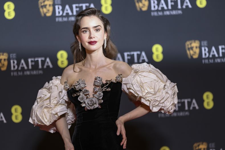 Lily Collins posa a su llegada a la 77a entrega de los Premios de la Academia Británica de Cine (BAFTA) en Londres el domingo 18 de febrero de 2024. (Foto Vianney Le Caer/Invision/AP)