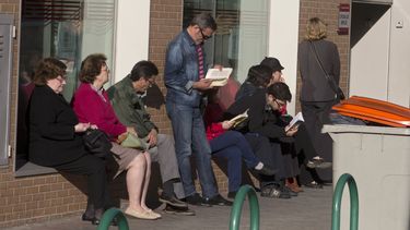 americateve | Varias personas hacen final ante la oficina gubernamental de empleo en Madrid. Espa&ntilde;a, el martes 29 de abril del 2014. (Foto AP/Paul White)