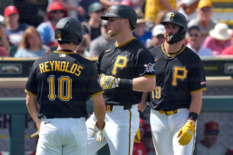 Ryan OHearn, de los Piratas de Pittsburgh, celebra su jonrón de tres carreras ante el venezolano Saúl Terán, de los Filis de Filadelfia, junto a Bryan Reynolds (10) y Jared Triolo (19) durante la tercera entrada de un juego de béisbol de pretemporada el viernes 6 de marzo de 2026, en Bradenton, Florida. (Foto AP/Chris OMeara)