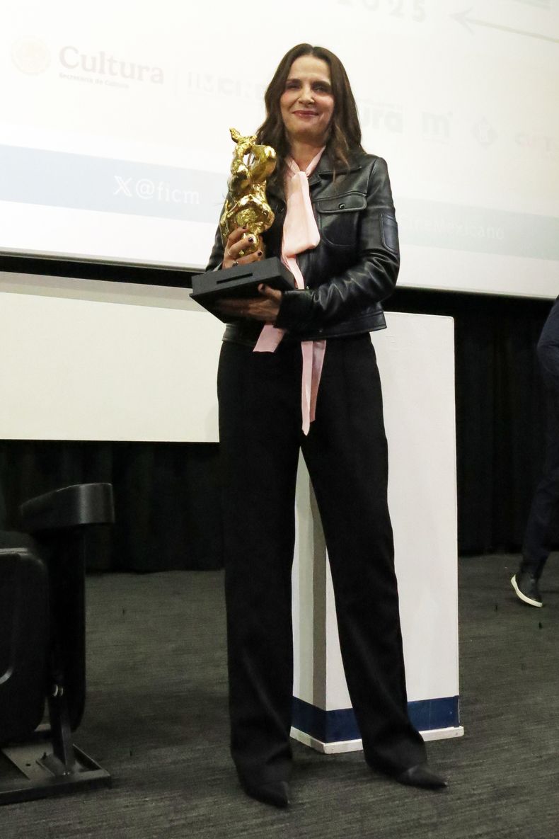 La actriz francesa Juliette Binoche posa con el Premio a la Excelencia Artística del Festival de Cine de Morelia durante el segundo día del Festival de Cine de Morelia, en Morelia, México, el sábado 11 de octubre de 2025. (Foto AP/Berenice Bautista)