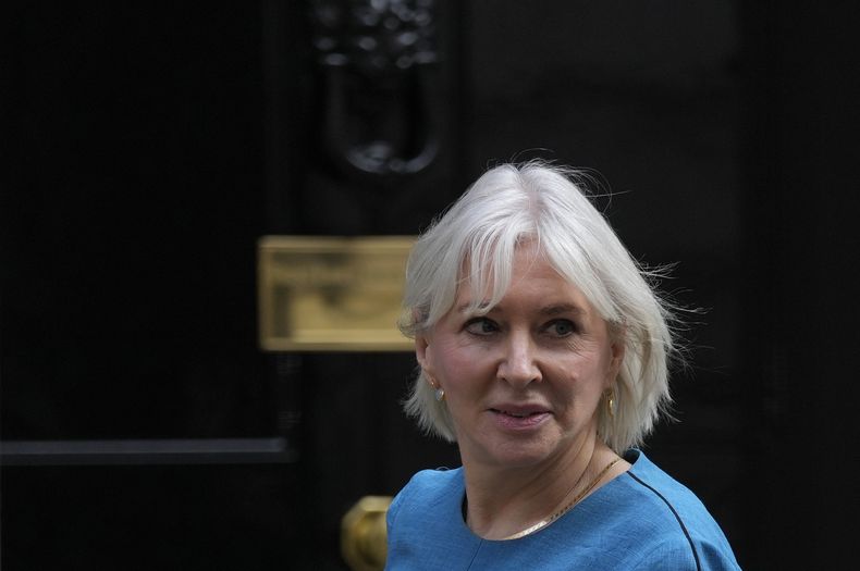 ARCHIVO - La secretaria británica de estado para asuntos digitales, cultura y medios, Nadine Dorries, se retira de la residencia del primer ministro tras una reunión del gabinete en Londres, el 23 de marzo de 2022. (AP Foto/Alastair Grant, Archivo)
