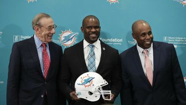 NFL contrata a ex fiscal general por demanda de Flores