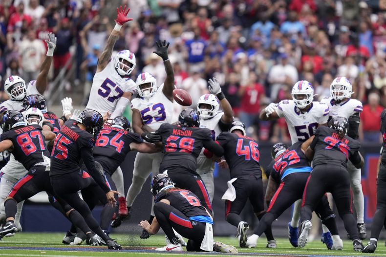 Kaimi Fairbairn (15), de los Texans de Houston, patea un gol de campo de 59 yardas en la última jugada del partido de la NFL en contra de los Bills de Buffalo, el domingo 6 de octubre de 2024, en Houston. Los Texans ganaron 23-20. (AP Foto/Eric Christian Smith)