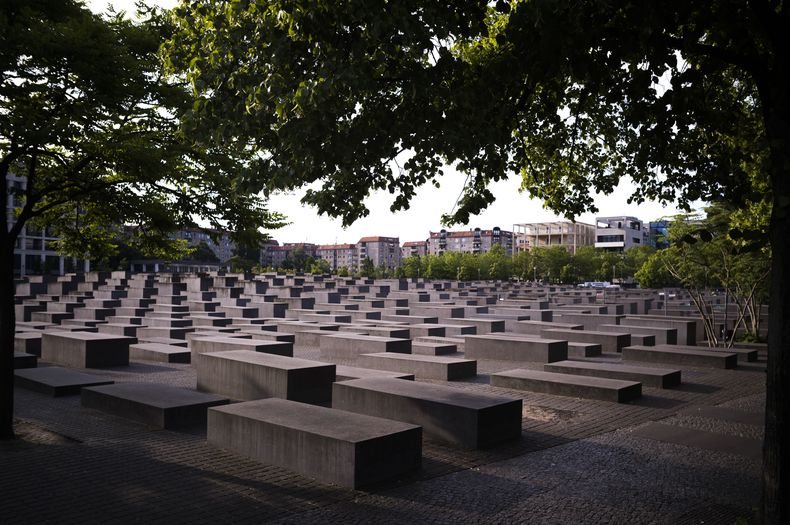 La luz de la mañana ilumina el Monumento a los judíos de Europa asesinados, o Monumento del holocausto, en Berlín, Alemania, el 15 de junio de 2023. (AP Foto/Markus Schreiber)