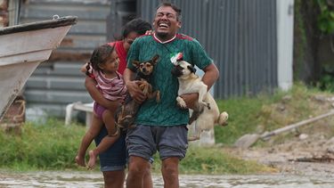 Tres personas evacúan su hogar mientras el huracán Polo se acerca a Puerto San Carlos, en el estado de Baja California Sur, México, el lunes 28 de septiembre de 2026. (Foto AP/Eduardo Verdugo)