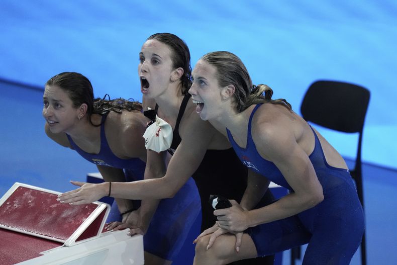 El equipo de Estados Unidos reacciona durante el relevo femenino 4x100 combinados en el Mundial de natación, el domingo 3 de agosto de 2025. (AP Foto/Lee Jin-man)