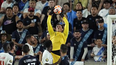 El arquero guatemalteco Nicholas Hagen (1) ataja un remate en el empate 0-0 contra Canadá en la Copa Oro, el sábado 1 de julio de 2023, en Houston. (AP Foto/David J. Phillip)