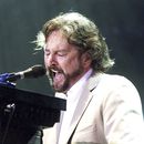 ARCHIVO - Rick Davies toca los teclados mientras canta durante el concierto de la banda británica Supertramp en Budapest, el viernes por la noche, 28 de junio de 2002. (Noemi Bruzak/MTI via AP)/MTI via AP)