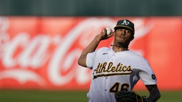 El lanzador dominicano de los Atléticos de Oakland Luis Medina trabaja la primera entrada del juego ante los Medias Blancas de Chicago el viernes 30 de junio del 2023. (AP Foto/Godofredo A. Vásquez)