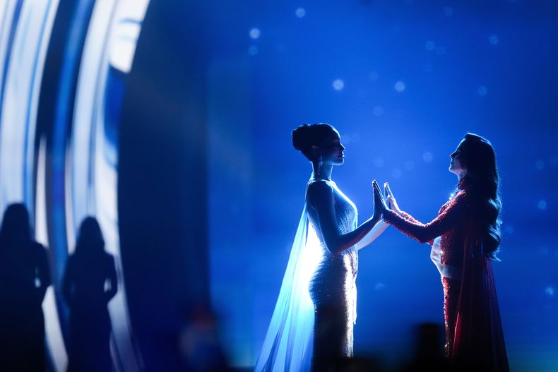 Miss México, Fatima Bosch (derecha), y Miss Tailandia, Praveenar Singh, se toman de la mano mientras esperan el anuncio de la ganadora del certamen Miss Universo 2025 en Nonthaburi, al norte de Bangkok, en la provincia de Nonthaburi, Tailandia, el viernes 21 de noviembre de 2025. (Foto AP/Sakchai Lalit)