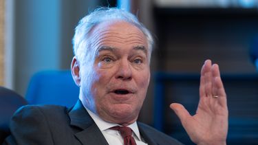 El senador demócrata Tim Kaine habla con la prensa sobre las intenciones de Donald Trump en política exterior, en particular sobre Venezuela, el jueves 6 de noviembre de 2025, en Washington. (AP Foto/J. Scott Applewhite)