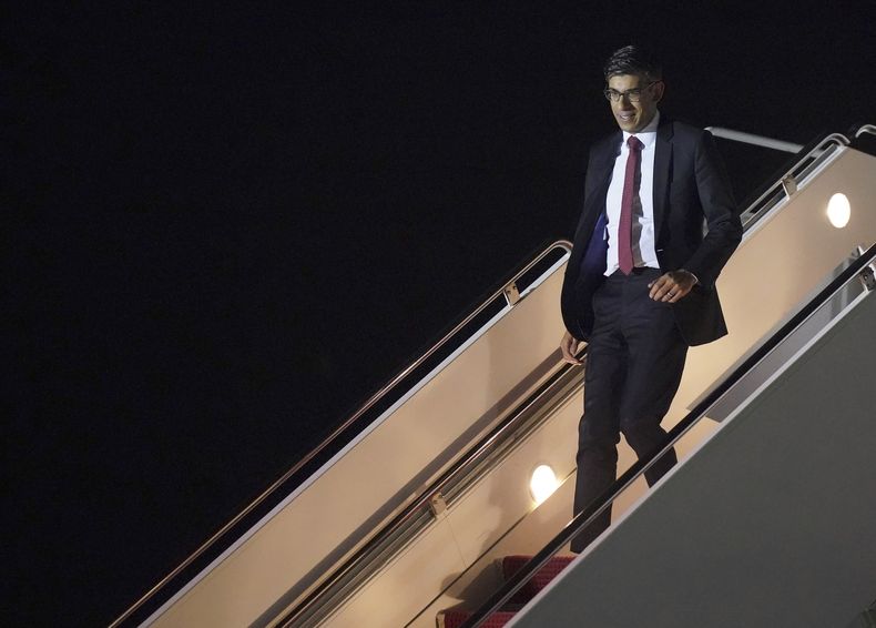 El primer ministro británico Rishi Sunak arriba a la Base Aérea Andrews para su visita a Washington, 6 de junio de 2023. (Niall Carson/Pool Photo via AP)