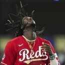 El dominicano Elly de la Cruz, de los Rojos de Cincinnati, se ajusta la gorra tras recibir un boleto intencional en el juego del viernes 28 de julio de 2023, ante los Dodgers de Los Ángeles (AP Foto/Ashley Landis)