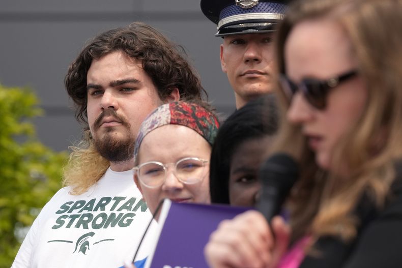 Troy Forbush (izq), sobreviviente del tiroteo en la Universidad Estatal de Michigan, con la representante estatal Kelly Breen, en Royal Oak, Michigan, el 22 de mayo del 2023. (AP Photo/Carlos Osorio)