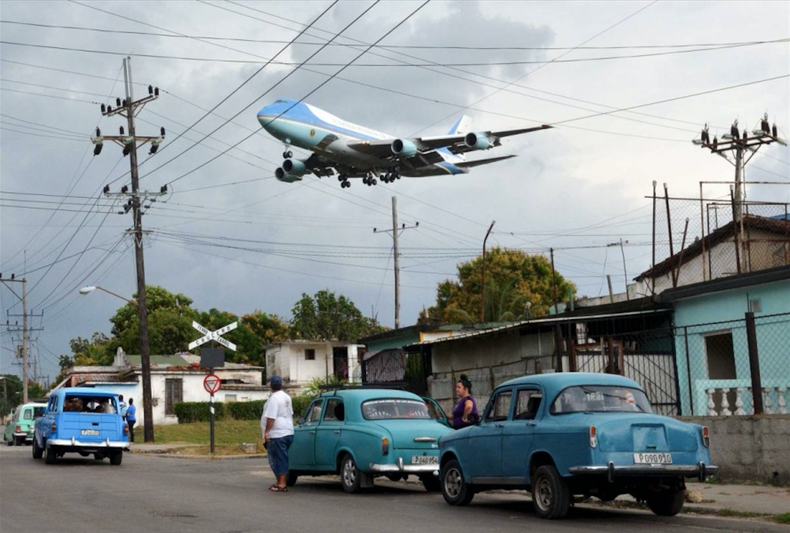 El Air Force One aterrizando en La Habana