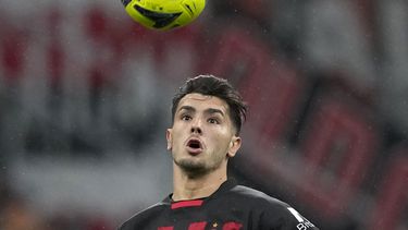 Brahim Díaz, del Milan, controla el balón durante un partido ante la Sampdoria, el 20 de mayo de 2023, en Milán. (AP Foto/Antonio Calanni)
