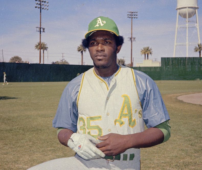 ARCHIVO - En esta foto de 1976, el lanzador zurdo Vida Blue posa con el uniforme de los Atléticos de Oakland. (AP Foto)