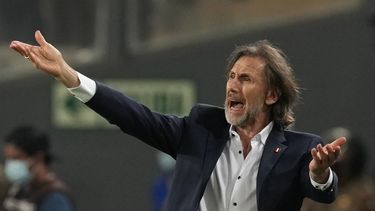 ARCHIVO - El técnico de Perú Ricardo Gareca durante un partido contra Paraguay por las eliminatorias del Mundial, el 29 de marzo de 2022, en Lima. Gareca dimitió como entrenador de Vélez Sarsfield de Argentina tras 12 partidos, con un saldo negativo de una victoria, cuatro derrotas y siete empates. (AP Foto/Martín Mejía)