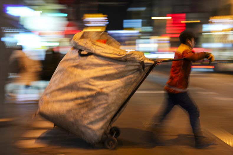 Un niño arrastra un carrito para recoger artículos mientras hurga en el distrito de Kadikoy en Estambul, Turquía, lunes 16 de diciembre de 2024. (AP foto/Francisco Seco)