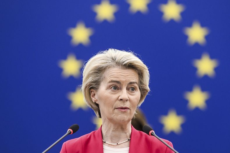 La presidenta de la Comisión Europea, Ursula von der Leyen, habla en el Parlamento Europeo acerca de los nuevos planes de aumentar el gasto en defensa acordados en una cumbre la semana anterior, el 11 de marzo de 2025, en el Parlamento Europeo en Estrasburgo, Francia. (AP Foto/Pascal Bastien)