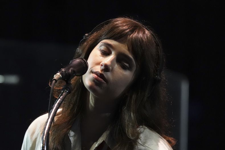 Claire Cottrill de Clairo durante su presentación en el festival Corona Capital en la Ciudad de México, el viernes 15 de noviembre de 2024. (Foto AP/Eduardo Verdugo)