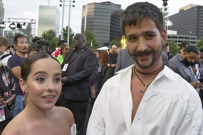 ARCHIVO - El cantante Camilo y su esposa Evaluna Montaner hablan con medios en los Premios MTV a los Videos Musicales en el Prudential Center en Newark, Nueva Jersey, el 28 de agosto de 2022. (Foto AP/Ted Shaffrey, archivo)