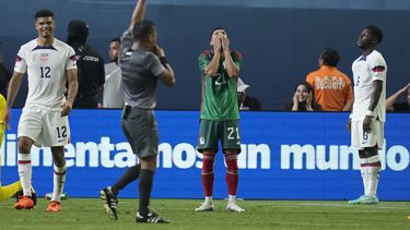 El mexicano Uriel Antuna lamenta una oportunidad de gol desperdiciada ante Estados Unidos durante la segunda mitad del partido por las semifinales de la Liga de Naciones de CONCACAF, el jueves 15 de junio de 2023, en Las Vegas. (AP Foto/John Locher)