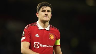 ARCHIVO - Harry Maguire del Manchester United camina en la cancha luego del partido de ida de cuartos de final de a Liga Europa ante el Sevilla en Old Trafford, el 13 de abril de 2023. (AP Foto/Dave Thompson, Archivo)