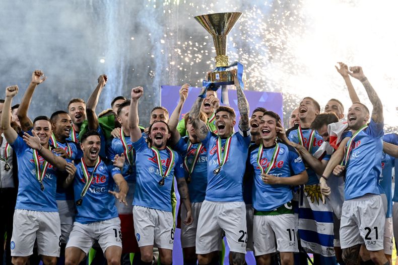 ARCHIVO - Jugadores del Napoli celebran luego de consagrarse campeones de la Serie A italiana, el domingo 4 de junio de 2023, en el estadio Diego Armando Maradona de Nápoles. (Ciro Fusco/ANSA, Pool Foto vía AP, archivo)