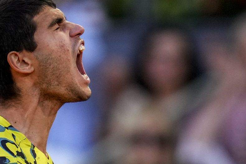 Carlos Alcaraz grita tras ganar un punto durante la final del Abierto de Madrid ante Jan-Lennard Struff en la final, el domingo 7 de mayo de 2023. (AP Foto/Manu Fernández)