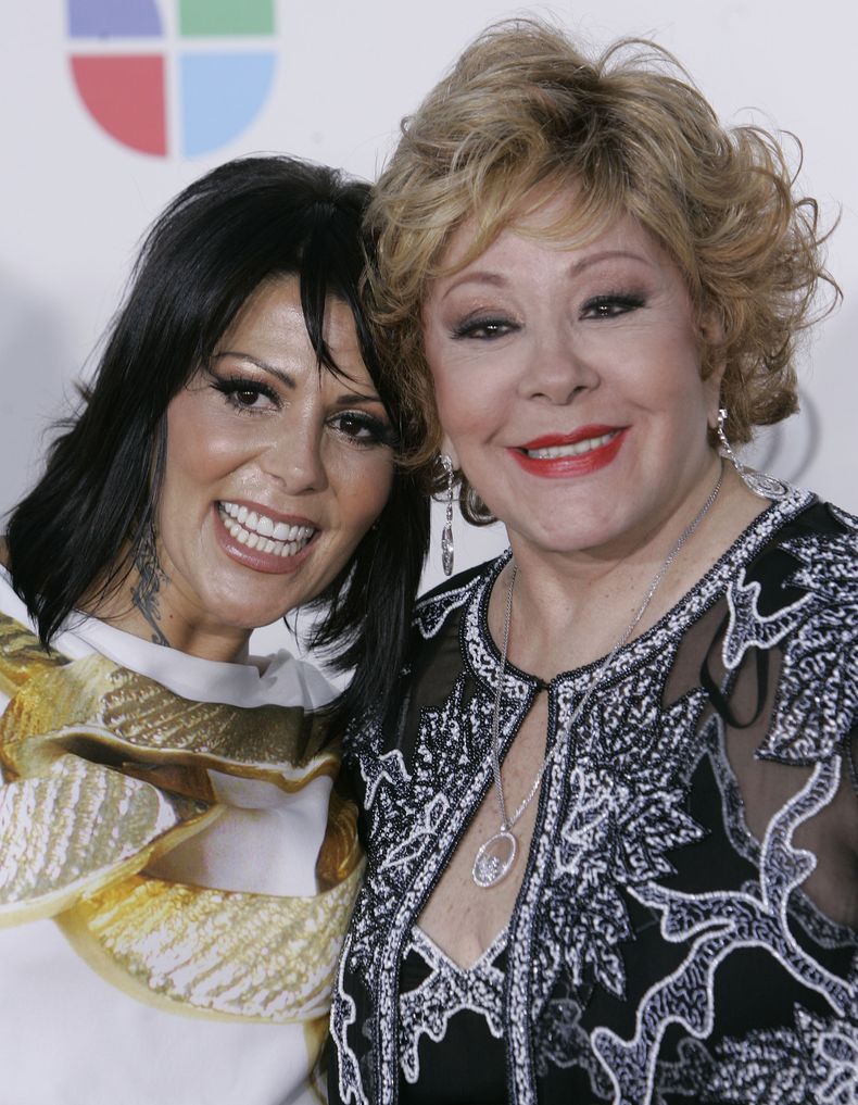 ARCHIVO - Alejandra Guzmán, izquierda, ysu madre Silvia Pinal posan en la alfombra roja antes de la entrega del Premio Lo Nuestro el 26 de marzo de 2009 en Coral Gables, Florida. Pinal falleció el 28 de noviembre de 2024. Tenía 93 años. (Foto AP/Wilfredo Lee, archivo)