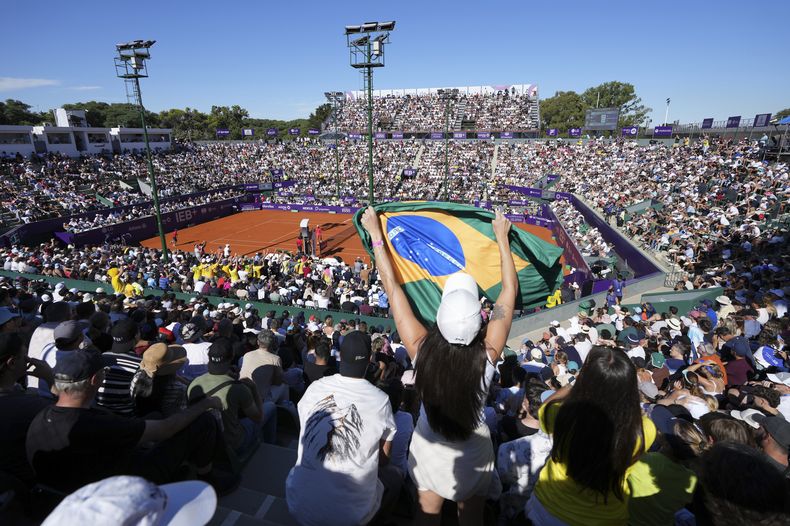 Aficionados alientan durante la final del Abierto de Argentina entre Joao Fonseca y Francisco Cerúndolo, el 16 de febrero de 2025, en Buenos Aires. (AP Foto/Gustavo Garello)