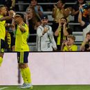 El delantero de Nashville Hany Mukhtar celebra con su compañero Cristian Espinoza tras anotar ante Toronto FC el sábado 26 de septiembre del 2026. (AP Foto/George Walker IV)