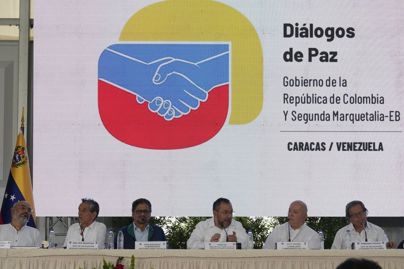 Los diálogo de paz entre la disidencia armada colombiana Segunda Marquetalia y el gobierno colombiano iniciaron en Caracas, Venezuela, el lunes 24 de junio de 2024. De izquierda a derecha están los representantes del grupo armado Francisco Toloza, Walter Mendoza e Ivan Marquez, seguido del ministro venezolano de Relaciones Exteriores, Yvan Gil, el Comisionado para la Paz colombiano, Otty Patiño y el representante del gobierno de Colombia Armando Novoa. (AP Foto/Ariana Cubillos)